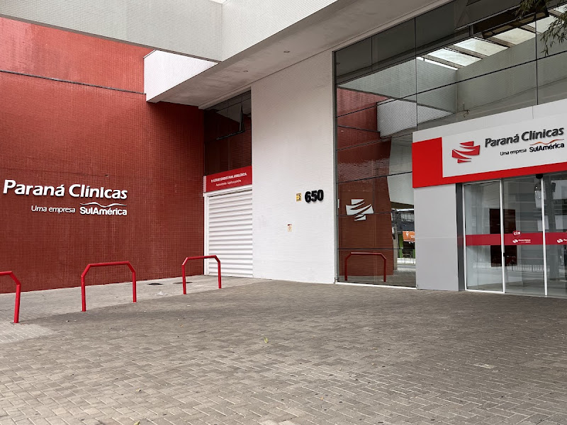 Fachada institucional da Paraná Clínicas — unidade de atendimento
